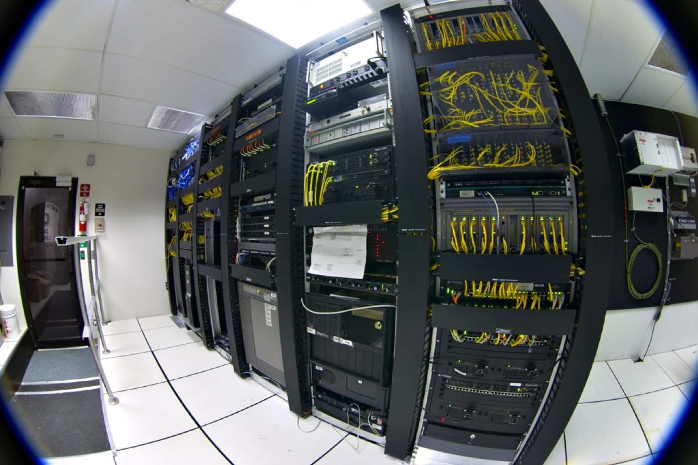 数据中心机房 · 整排服务器机柜与冷通道,2026 hyperscaler GPU 集群的典型形态