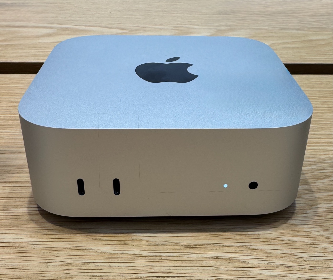 Apple Mac mini M4 (2024) · 12.7 cm × 12.7 cm × 5 cm 的桌面机箱,统一内存架构,空闲功耗约 10W