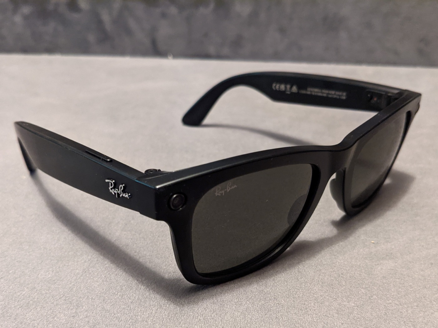 Ray-Ban × Meta 智能眼镜,Wayfarer 框型,前侧摄像头与扬声器的 Ambient Computing 形态