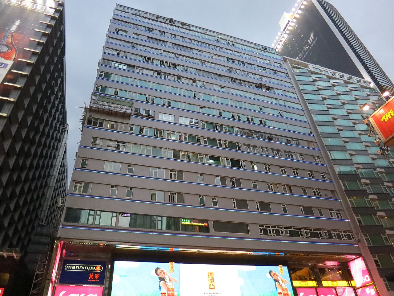 重庆大厦白天外观，2012