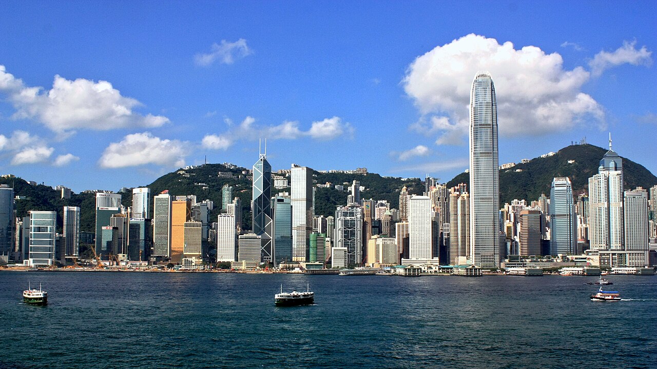 香港岛天际线，从尖沙咀对岸视角