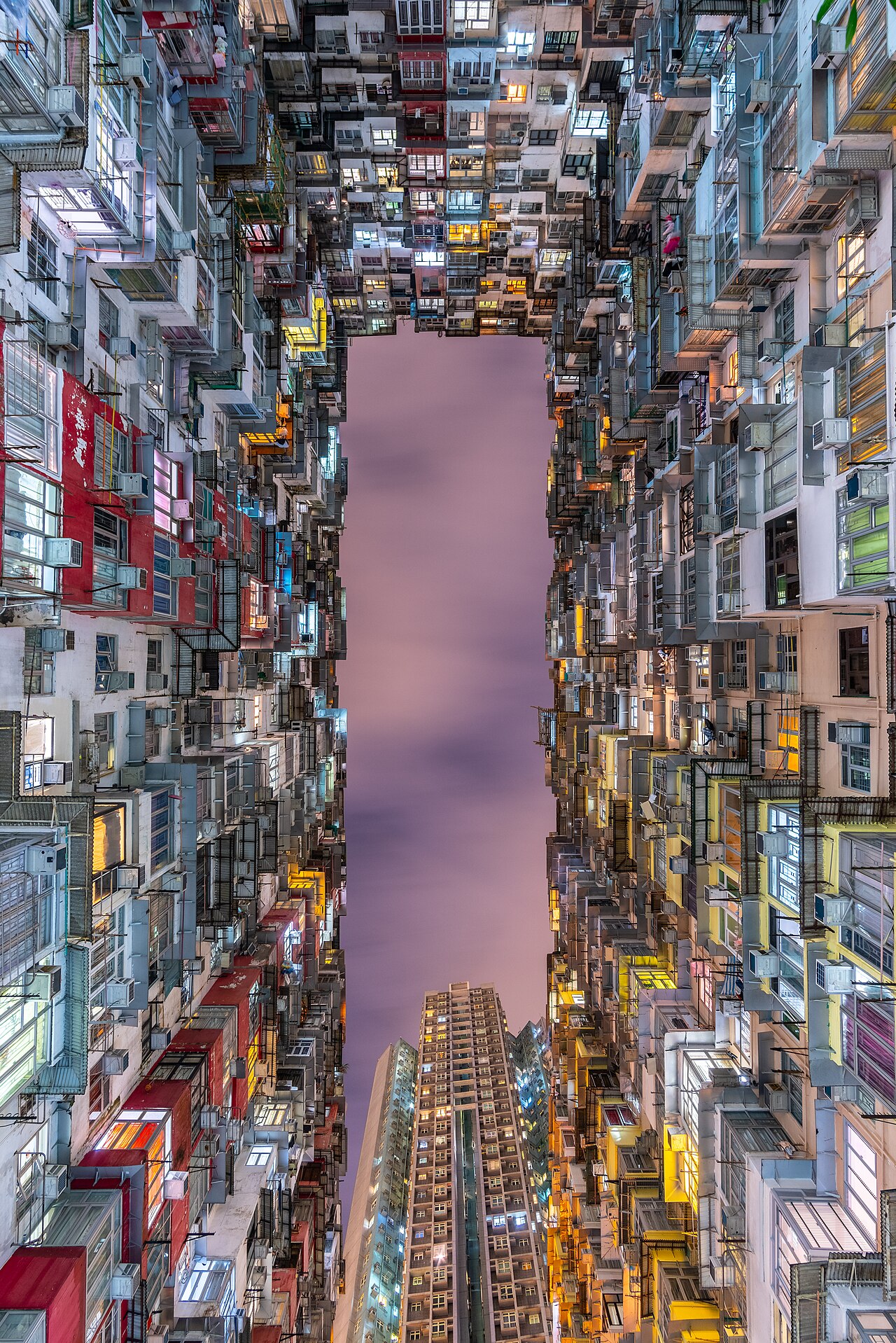 鲗鱼涌怪兽大厦中庭仰拍