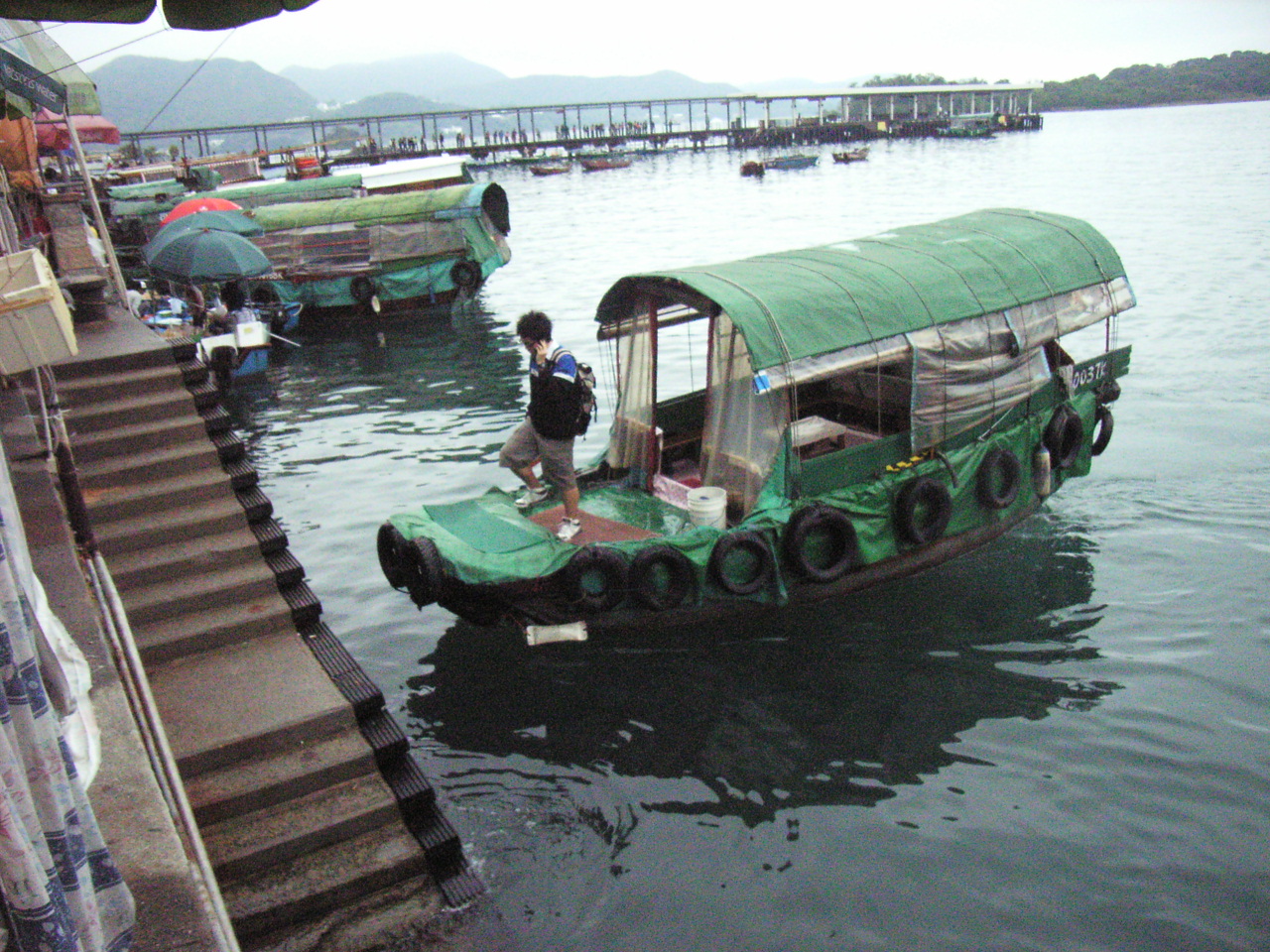 西贡码头海鲜街与舢舨