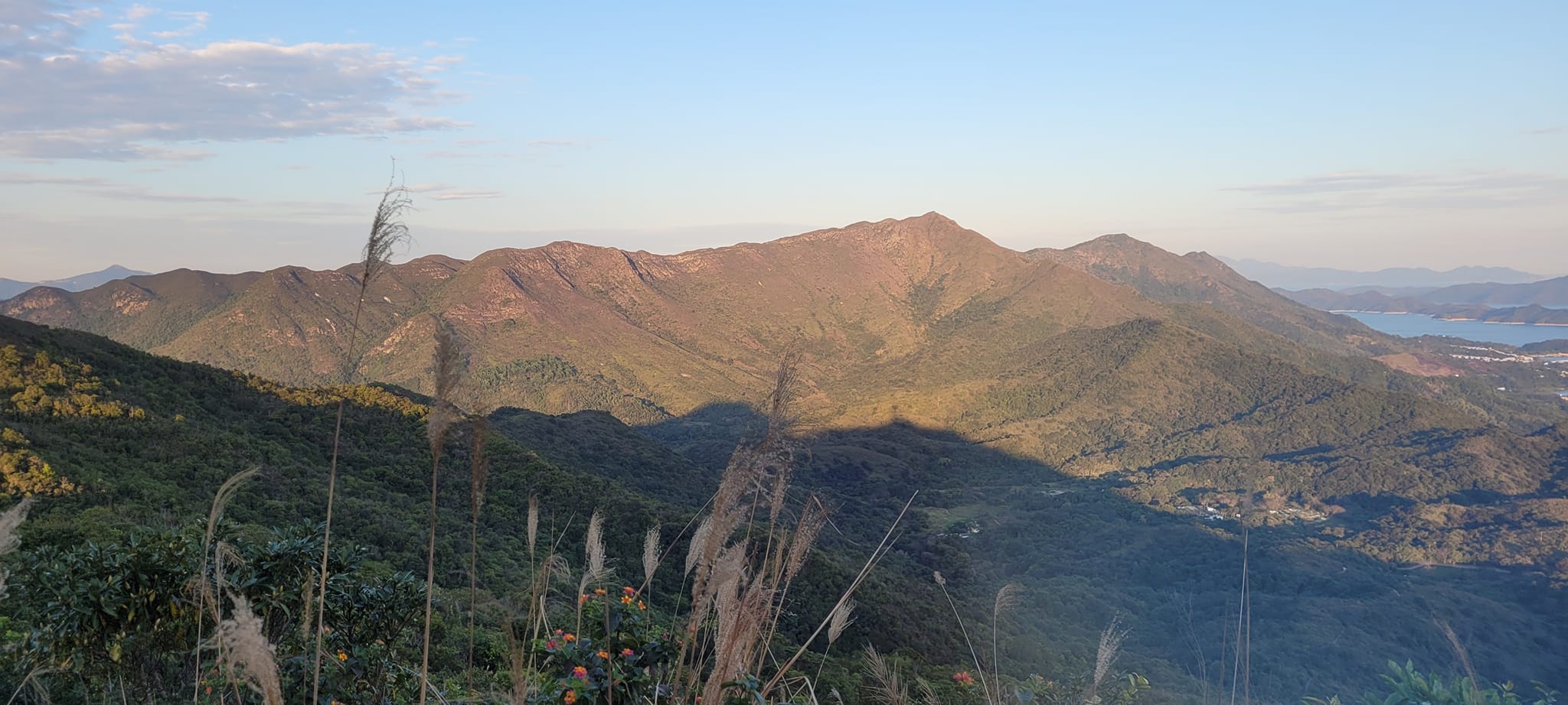 八仙嶺远景，从大美督方向看八峰相连