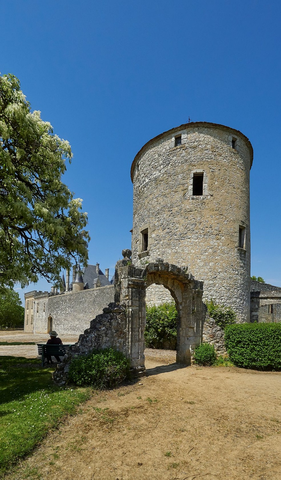 Château de Montaigne 圆塔外观