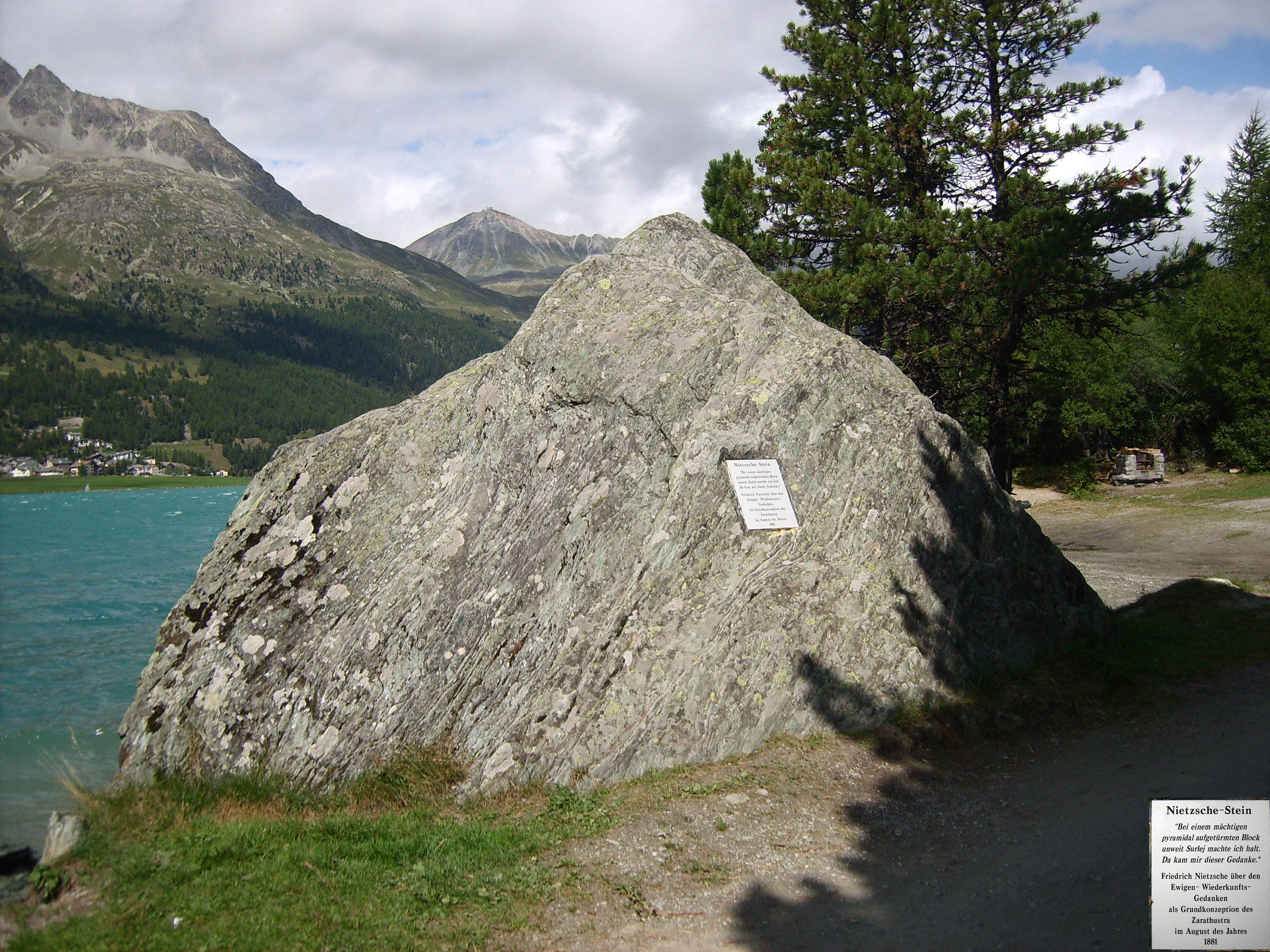 Pyramidenstein bei Surlej · 永恒回归之石