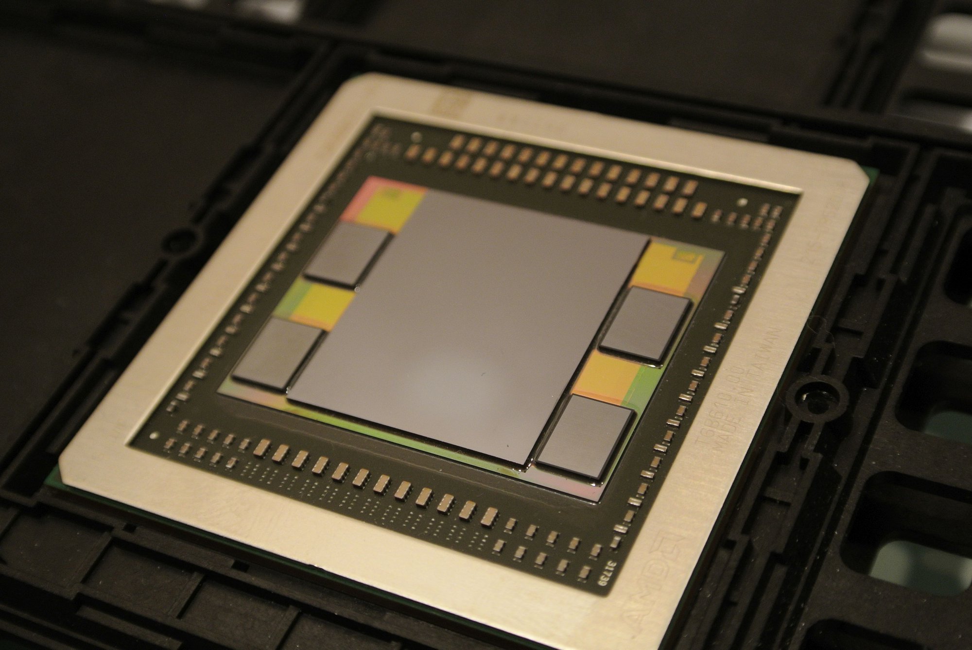 AMD Fiji GPU 封装上的 HBM 堆叠与 Interposer 实拍