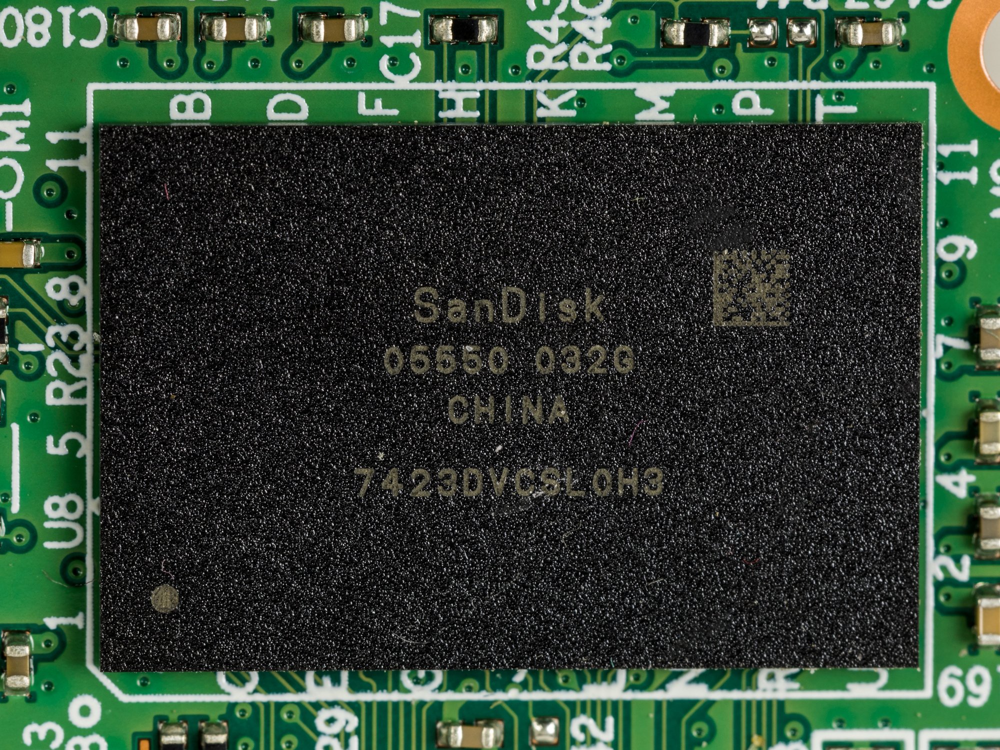 SanDisk SSD 内部 PCB 上的 NAND Flash 颗粒实拍